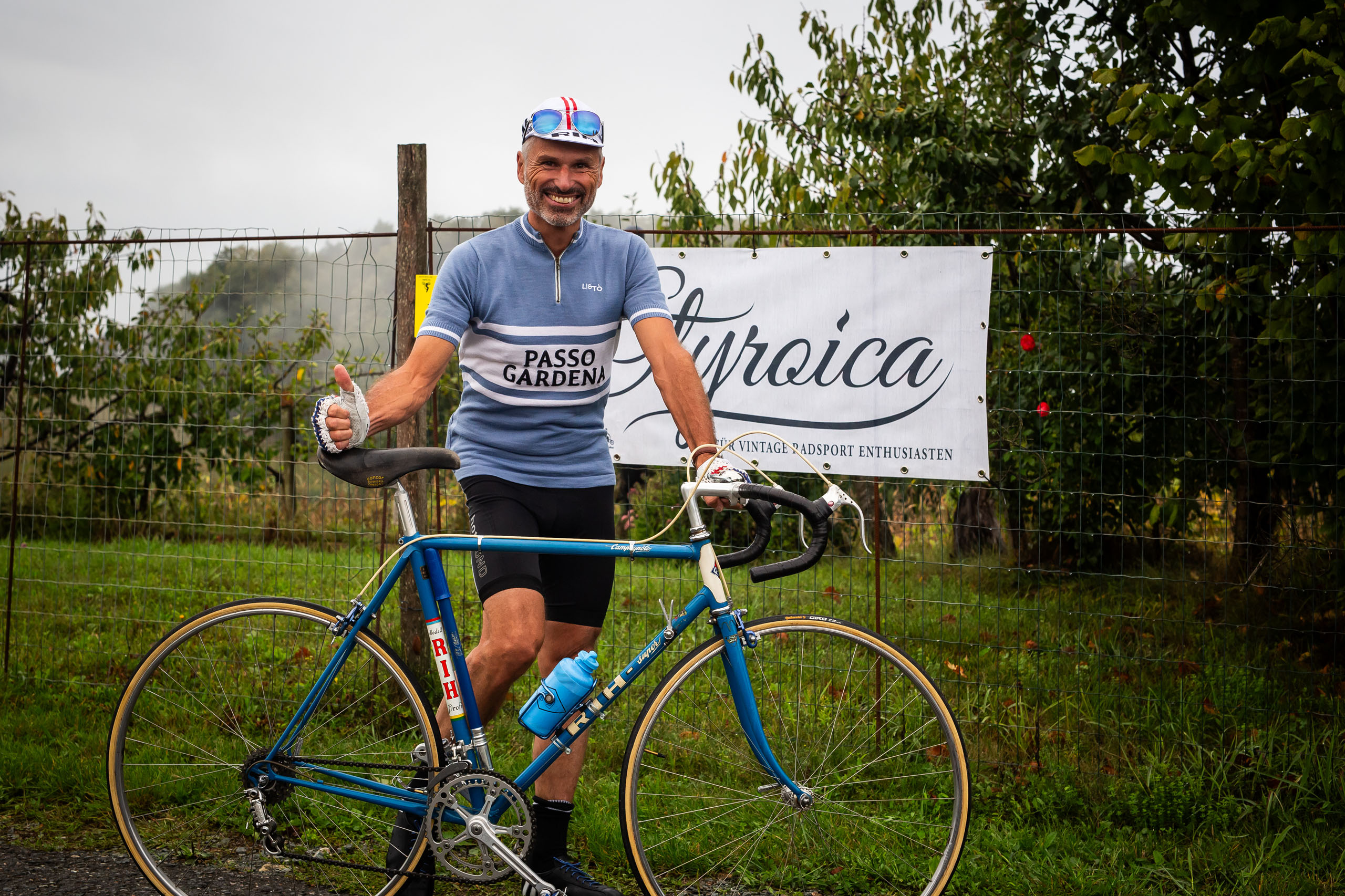 Ein Radfahrer zeigt den Daumen nach oben, Styroica - Vintage Radrundfahrt im Thermen- und Vulkanland. Ein Radfahrer zeigt den Daumen nach oben, Styroica - Vintage Radrundfahrt im Thermen- und Vulkanland.